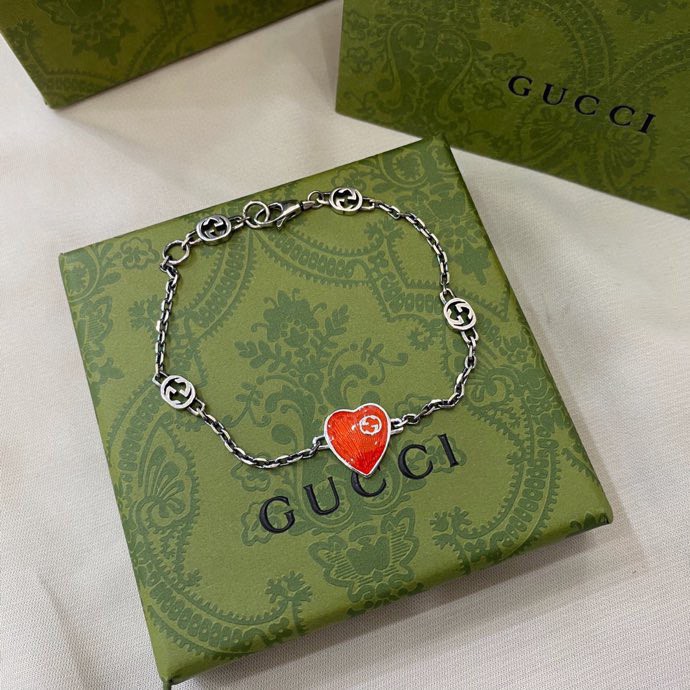 G*u*i bracelets